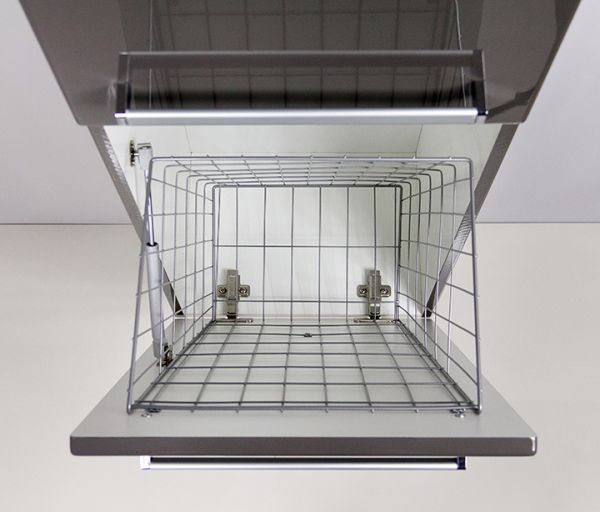 Hochschrank mit Wäschekorb